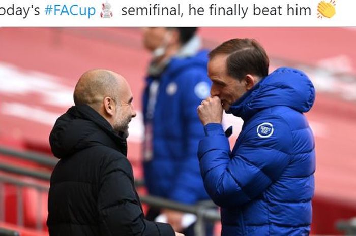 Pelatih Manchester City, Pep Guardiola, berbincang dengan pelatih Chelsea, Thomas Tuchel, dalam laga semifinal Piala FA di Stadion Wembley, Sabtu (17/4/2021).