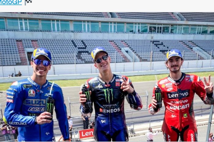 Fabio Quartararo (kanan) berpose setelah memenangi MotoGP Portugal 2021 di Portimao, Jumat (18/4/2021). Joan Mir (kiri) dan Francesco Bagnaia melengkapi posisi podium.