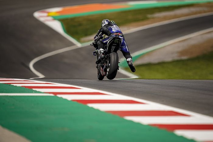 Aksi pembalap Yamaha, Maverick Vinales, pada hari kedua MotoGP Portugal di Sirkuit Algarve, Portimao, Portugal, 17 April 2021.