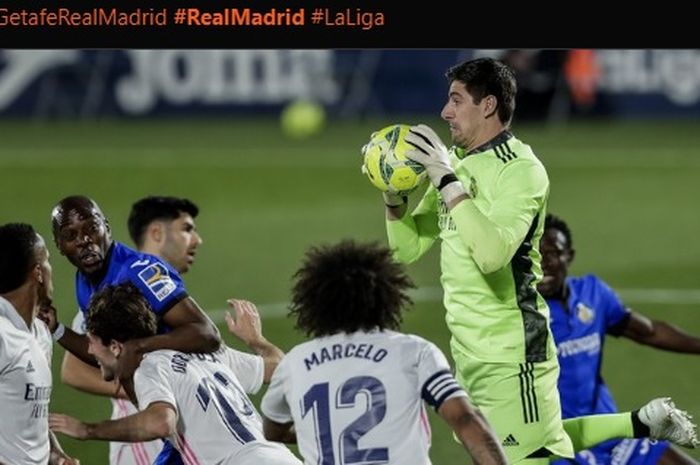 Kiper Real Madrid, Thibaut Courtois, menyelamatkan gawangnya dari ancaman serangan pemain Getafe.