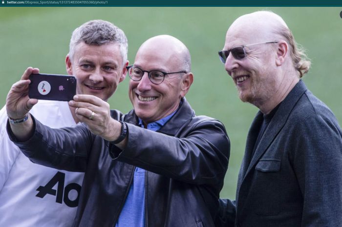 Momen pelatih Manchester United, Ole Gunnar Solskjaer, dan pemilik Man United, Joel Glazer, berfoto bersama.