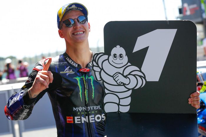 Pembalap Monster Energy Yamaha, Fabio Quartararo, berpose setelah memastikan diri finis pertama pada balapan MotoGP Portugal di Sirkuit Algarve, Portimao, Minggu (18/4/2021).