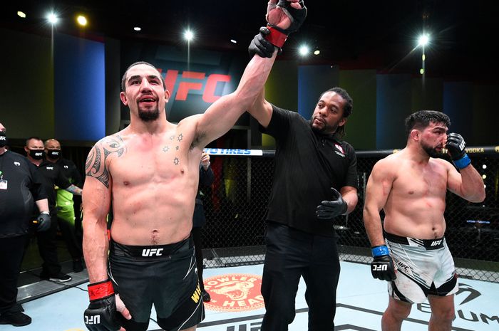 Robert Whittaker mengalahkan Kelvin Gastelum di UFC Vegas 24, Minggu (18/4/2021) WIB.