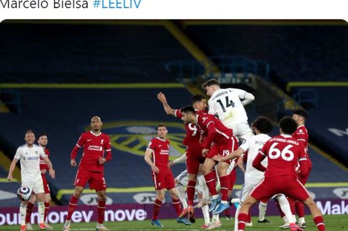 Bek Leeds United, Diego Llorente, mencetak gol ke gawang Liverpool dalam laga Liga Inggris di Stadion Elland Road, Senin (19/4/2021).