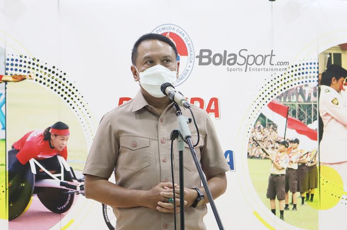 Menteri Pemuda dan Olahraga Republik Indonesia, Zainudin Amali, sedang memberikan keterangan kepada awak media di Kantor Kemenpora, Senayan, Jakarta, 21 April 2021.