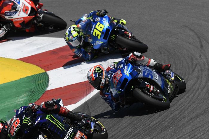 Aksi dua pembalap Suzuki, Alex Rins (42) dan Joan Mir (36), pada balapan MotoGP Portugal di Sirkuit Algarve, Portimao, Portugal, 18 April 2021.