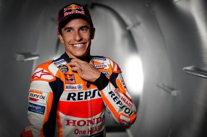 Pembalap Repsol Honda, Marc Marquez, dalam sesi pemotretan, Rabu (21/4/2021).