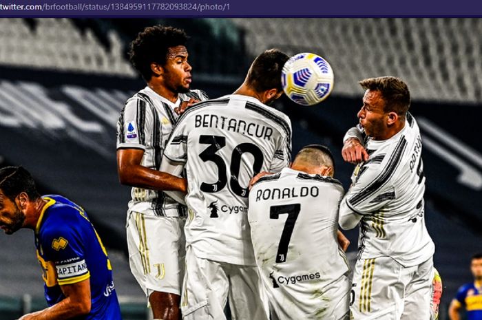 Megabintang Juventus, Cristiano Ronaldo, kembali tak becus saat jadi pagar betis karena malah sibuk melindungi wajahnya dari bola saat melawan Parma, Rabu (21/4/2021)