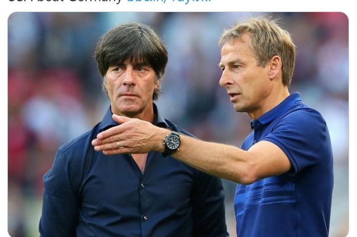 Momen sosok yang dirumorkan sedang dilirik oleh Tottenham Hotspur, Juergen Klinsmann (kanan), saat berbicara dengan pelatih timnas Jerman, Joachim Loew.