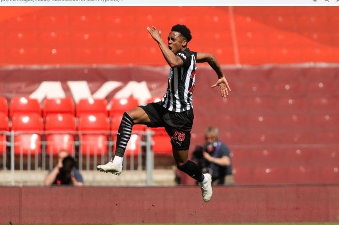 Gelandang Newcastle United, Joseph Willock, merayakan golnya ke gawang Liverpool pada pekan ke-33 Liga Inggris 2020-2021 di Stadion Anfield, Sabtu (24/4/2021).