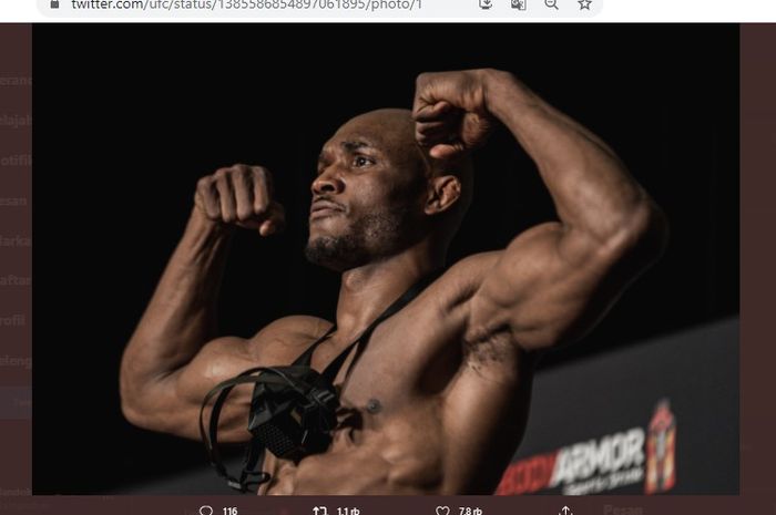 Juara kelas welter UFC, Kamaru Usman, saat sesi timbang badan pada ajang UFC 261, Jumat (23/4/2021).