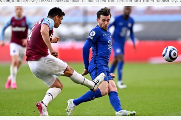 Fabian Balbuena (kiri) harus diganjar kartu merah oleh wasit setelah dianggap menjegal Ben Chilwell (kanan) dalam laga West Ham vs Chelsea, Sabtu (24/4/2021) malam WIB.