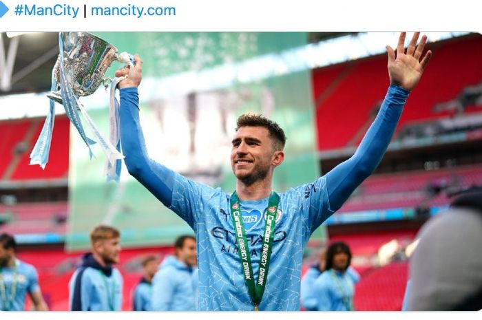 Bek Manchester City, Aymeric Laporte, mengangkat trofi pertama The Citizen pada musim 2020-2021, yakni trofi Carabao Cup alias Piala Liga Inggris.