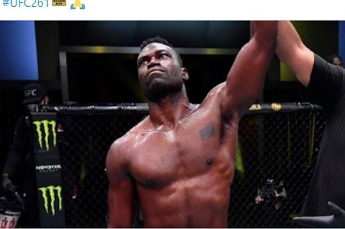 Uriah Hall setelah dinyatakan menang menyusul cederanya Chris Weidman di UFC 261.