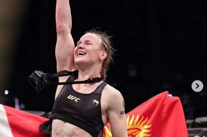 Momen jagoan cantik, Valentina Shevchenko setelah mengalahkan Jessica Andrade pada seri UFC 261 (25/4/2021) WIB.