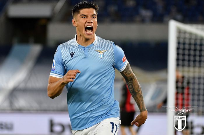 Joaquin Correa menjadi bintang kemenangan Lazio dengan mencetak brace ke gawang AC Milan, 26 April 2021.