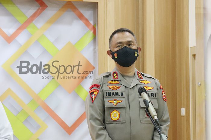 Asops Kapolri, Irjen Imam Sugianto, tengah memberikan keterangan kepada awak media di Kantor Kemenpora, Senayan, Jakarta, 27 April 2021.