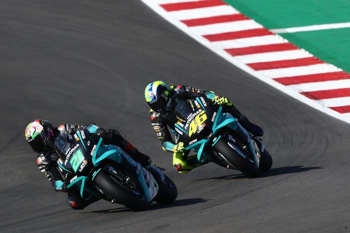 Aksi dua pembalap Petronas Yamaha SRT, Franco Morbidelli (kiri) dan Valentino Rossi, pada seri MotoGP Portugal di Sirkuit Algarve, Portimao, April 2021.