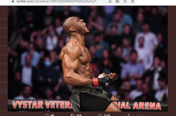 Juara kelas welter UFC, Kamaru Usman, saat merayakan kemenangan atas Jorge Masvidal pada UFC 261, Minggu (25/4/2021).