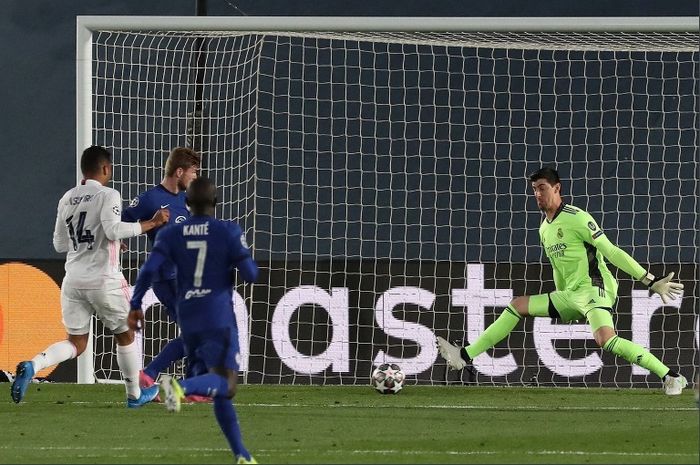 Aksi kiper Real Madrid, Thibaut Courtois, saat menehan tembakan Timo Werner dalam duel kontra Chelsea di semifinal Liga Champions 2020-2021.