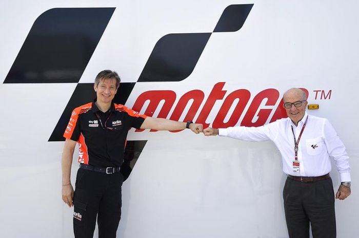 CEO Dorna Carmelo Ezpeleta (kanan) dan CEO Aprilia Massimo Rivola setelah memastikan diri akan mengikuti MotoGP hingga 2026, Kamis (29/4/2021).