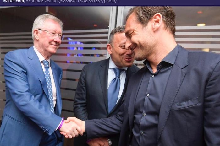 Mantan pelatih Manchester United, Sir Alex Ferguson, bersalaman dengan legenda AS Roma, Francesco Totti.