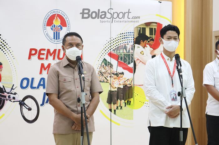 Menteri Pemuda dan Olahraga Republik Indonesia, Zainudin Amali (kiri) dan Ketua NOC Indonesia, Raja Sapta Oktohari (kanan), sedang memberikan keterangan kepada awak media di Kantor Kemenpora, Senayan, Jakarta, 30 April 2021.