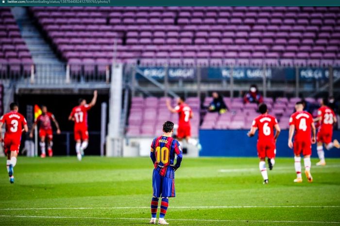 Momen Lionel Messi terpaku melihat Barcelona takluk 1-2 dari Granada.