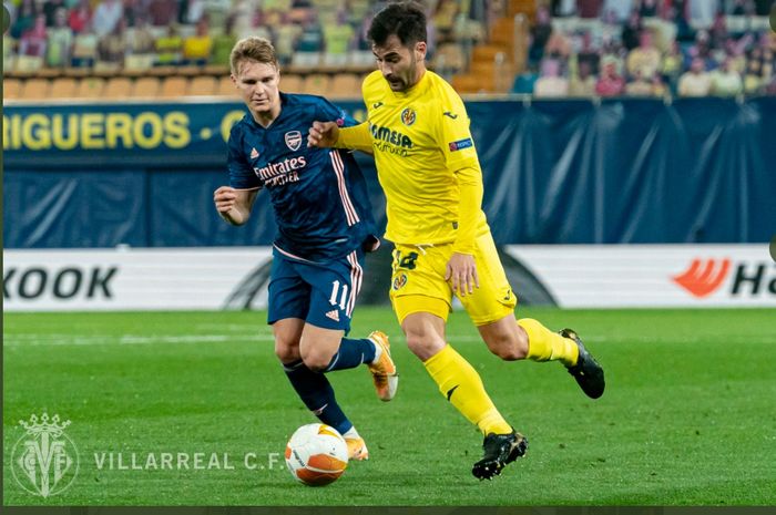 Duel Manu Trigueros dengan Martin Odegaard dalam laga Villarreal vs Arsenal pada leg pertama semifinal Liga Europa, Kamis (29/4/2021) di Estadio de la Ceramica. 