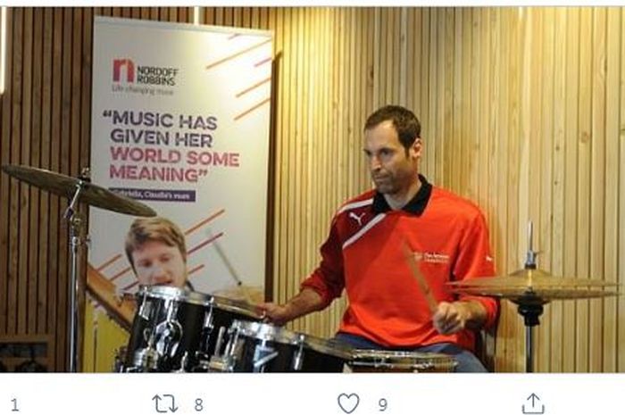 Petr Cech memamerkan keterampilan bermain drum di sebuah acara amal