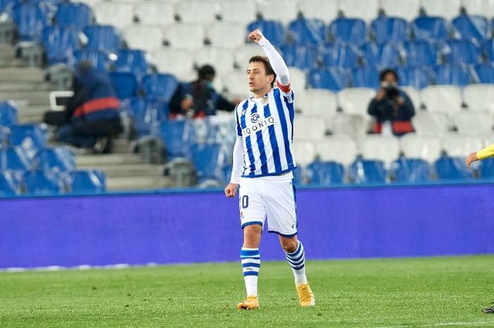 Penyerang andalan sekaligus kapten Real Sociedad, Mikel Oyarzabal, saat beraksi merayakan gol.