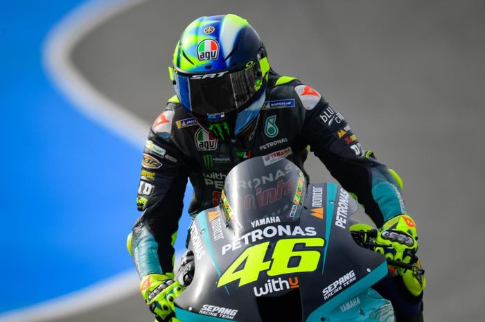 Pembalap Petronas Yamaha SRT, Valentino Rossi, saat mengaspal pada sesi latihan bebas kedua (FP2) MotoGP Spanyol 2021 di Sirkuit Jerez, Spanyol, Jumat (30/4/2021).