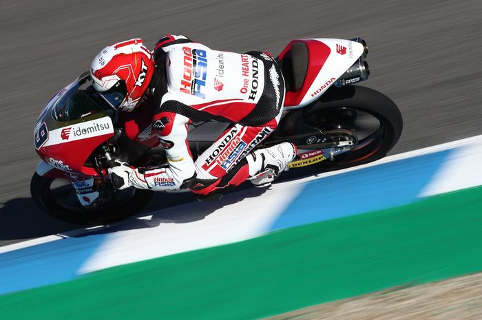 Aksi pembalap Honda Team Asia, Andi Farid Izdihar, pada seri balap Moto3 Spanyol di Sirkuit Jerez, Spanyol, 1 Mei 2021.