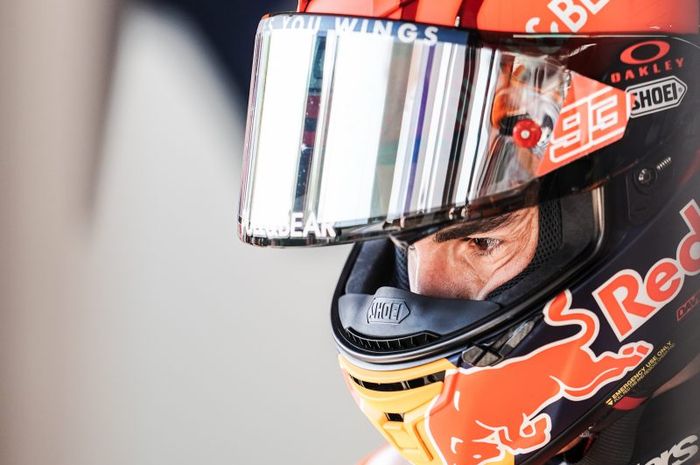 Ekspresi pembalap Repsol Honda, Marc Marquez, pada hari kedua seri balap MotoGP Spanyol di Sirkuit Jerez, Spanyol, 1 Mei 2021.