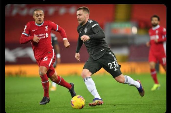 Momen bek sayap Manchester United, Luke Shaw, berusaha menjaga bola dari kejaran gelandang Liverpool, Thiago Alcantara dalam pertandingan pekan ke-19 Liga Inggris 2020-2021.