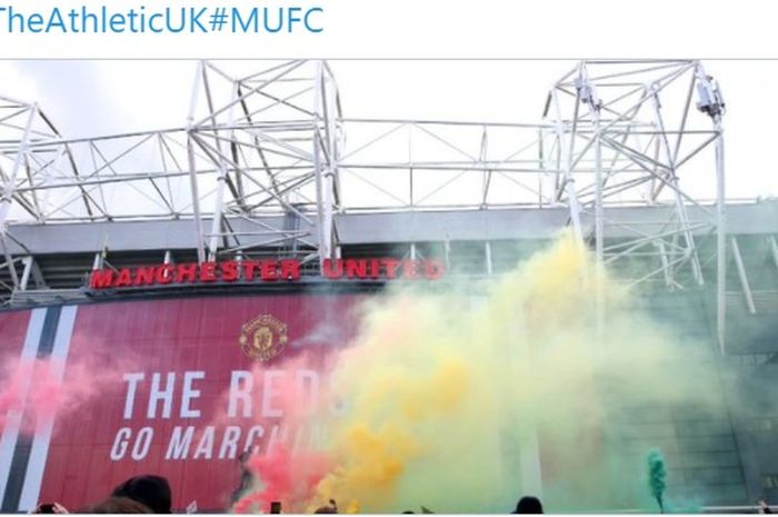 Fans Mancheste United melakukan aksi demo di depan Stadion Old Trafford.