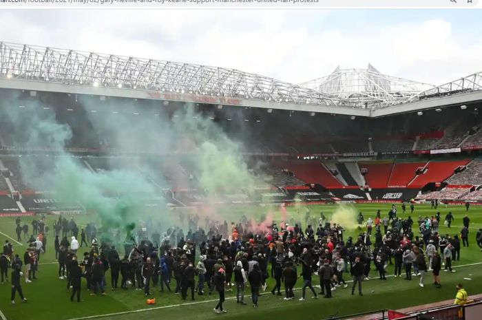 Para penggemar Manchester United melancarkan protes menuntut mundur pemilik klub, Keluarga Glazer, Minggu (2/5/2021) malam WIB.