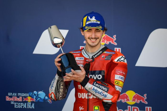 Pembalap Ducati, Francesco Bagnaia, berpose di podium seusai finis kedua pada balapan MotoGP Spanyol 2021 di Sirkuit Jerez, Minggu (2/5/2021).