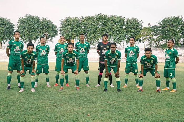 Skuad Persebaya Surabaya saat menghadapi Putra Jombang pada laga uji coba, di Stadion 10 November, Surabaya, Selasa (4/5/2021).