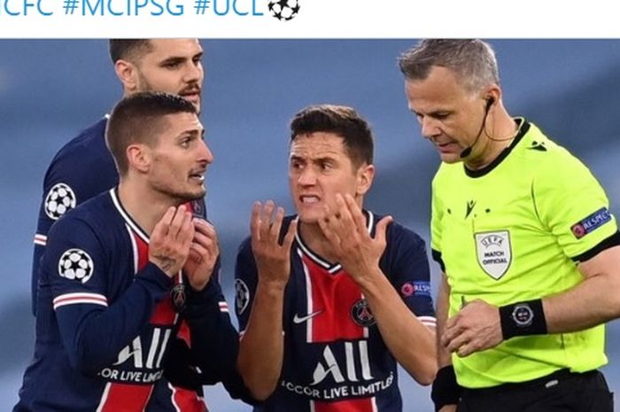 Para pemain PSG, Ander Herrera dan Marco Veratti, melakukan protes terhadap wasit Bjorn Kuipers saat melawan Manchester City di semifinal Liga Champions Selasa (4/5/2021). 