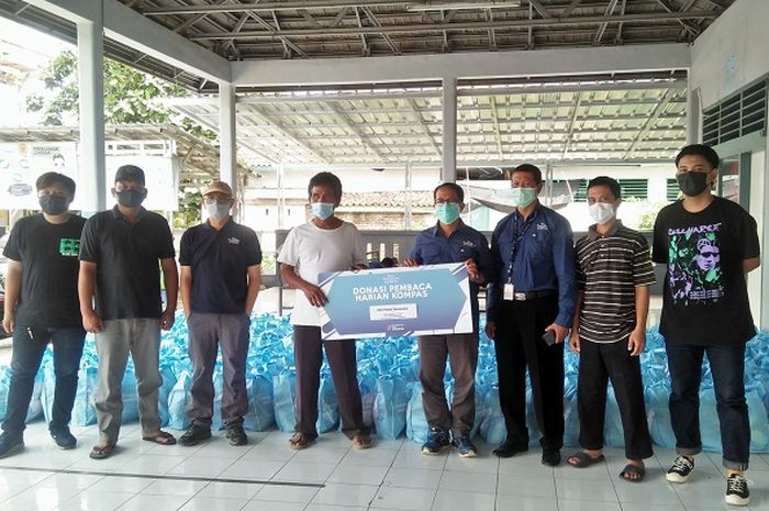 Yayasan Dana Kemanusiaan Kompas (DKK) menyerahkan bantuan paket sembako
