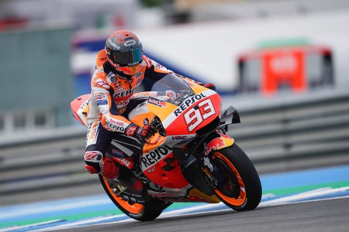 Pembalap Repsol Honda, Marc Marquez, saat menjalani tes resmi di Sirkuit Jerez, Spanyol, 4 Mei 2021.