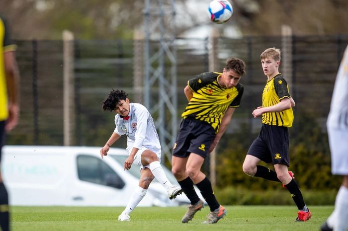 Pemain Garuda Select, Rafli Asrul saat melakukan sepakan jarak jauh sebelum terjadinya gol saat melawan Watford.