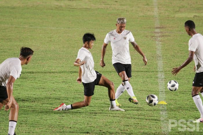 Para pemain timnas Indonesia berlatih di Stadion Madya, Senayan, Jakarta. Pemusatan latihan ini menjadi persiapan menyambut Kualifikasi Piala Dunia 2022.