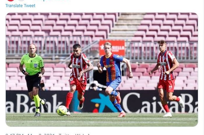 Momen Frenkie de Jong (tengah) mengejar Angel Correa (kiri) yang sedang menggiring bola dalam laga Barcelona versus Atletico Madrid di pekan ke-35 Liga Spanyol 2020-2021.