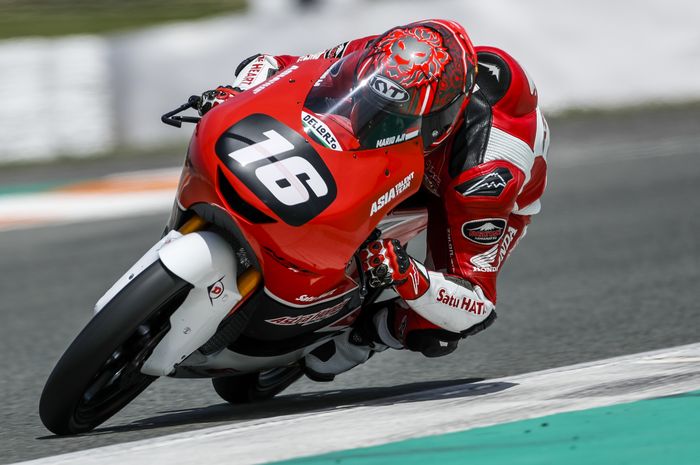 Pembalap Astra Honda Racing Team asal Indonesia, Mario Suryo Aji, pada sesi kualifikasi Moto3 Junior World Championship 2021 di Sirkuit Ricardo Tormo, Valencia, Sabtu (8/5/2021).