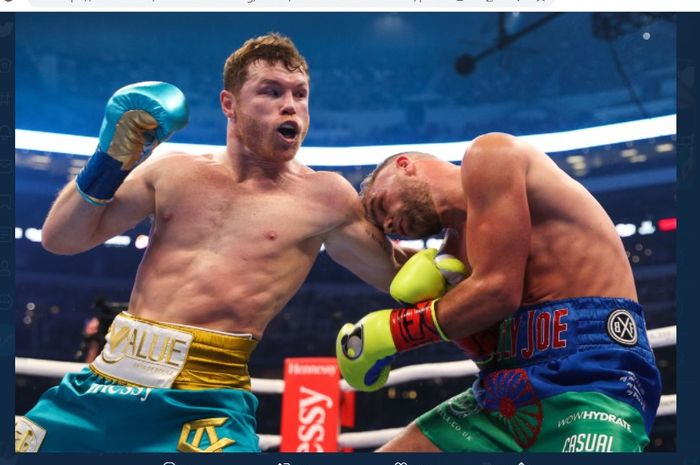 Canelo Alvarez (kiri) mendaratkan uppercut untuk Billy Joe Saunders (kanan) saat bertarung di AT&amp;T Stadium, Texas, Amerika Serikat, Minggu (9/5/2021).