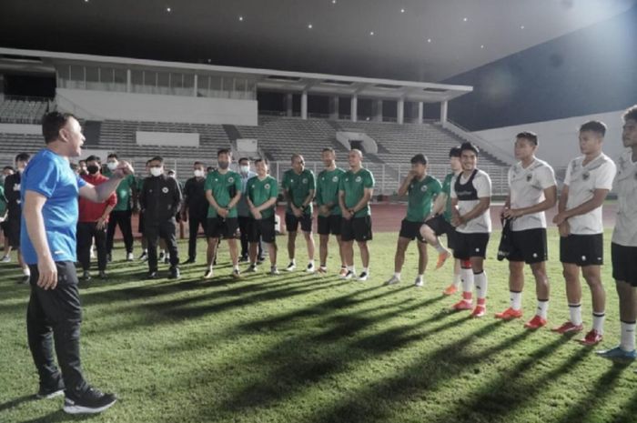 Ketua Umum PSSI Mochamad Iriawan (kiri) memberikan motivasi saat mengunjungi latihan Timnas Indonesia di Stadion Madya, Senayan, Jakarta, Sabtu (8/5/2021) malam.