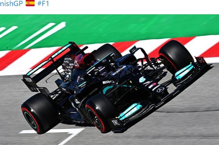 Pembalap Mercedes, Lewis Hamilton, memenangi balapan Formula 1 GP Spanyol di Sirkuit Catalunya, Barcelona, Spanyol, 9 Mei 2021.