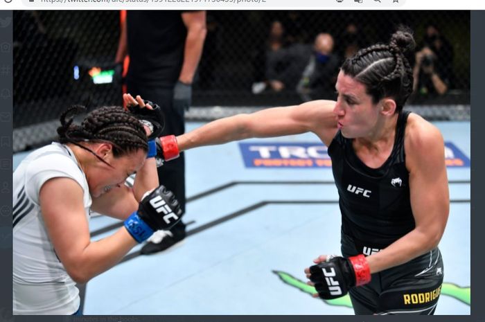 Marina Rodriguez (kanan) melandaratkan sebuah jab tepat ke arah Michelle Waterson (kiri) pada ajang UFC Vegas 26, Minggu (9/5/2021).